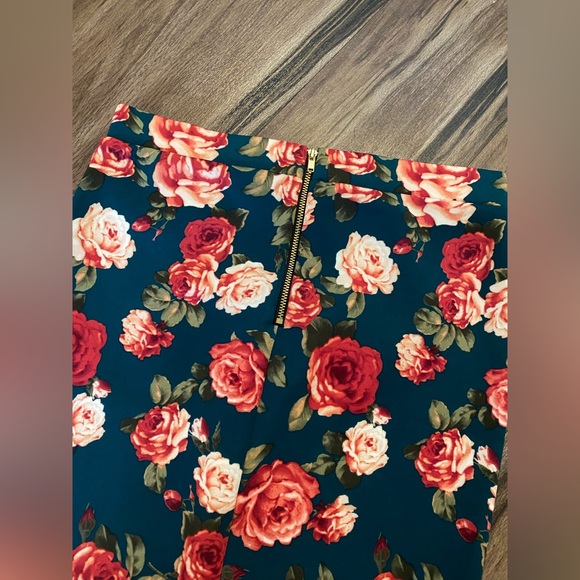 Floral skirt with gold zipper in the back - Picture 2 of 3